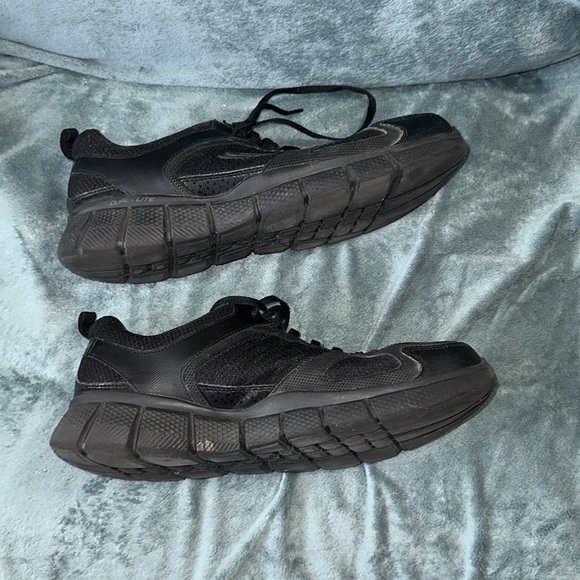 Sketchers relaxed fit memory foam black size 12 sneakers damaged - Picture 3 of 6